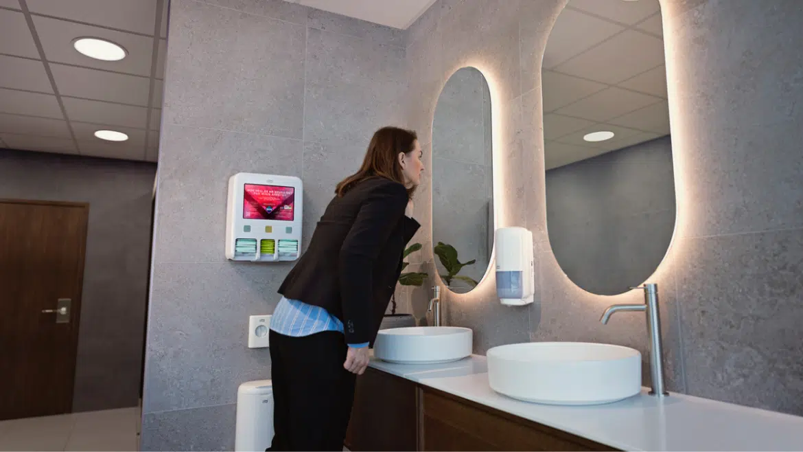 Distributeur de protections périodiques dans les sanitaires d’une entreprise